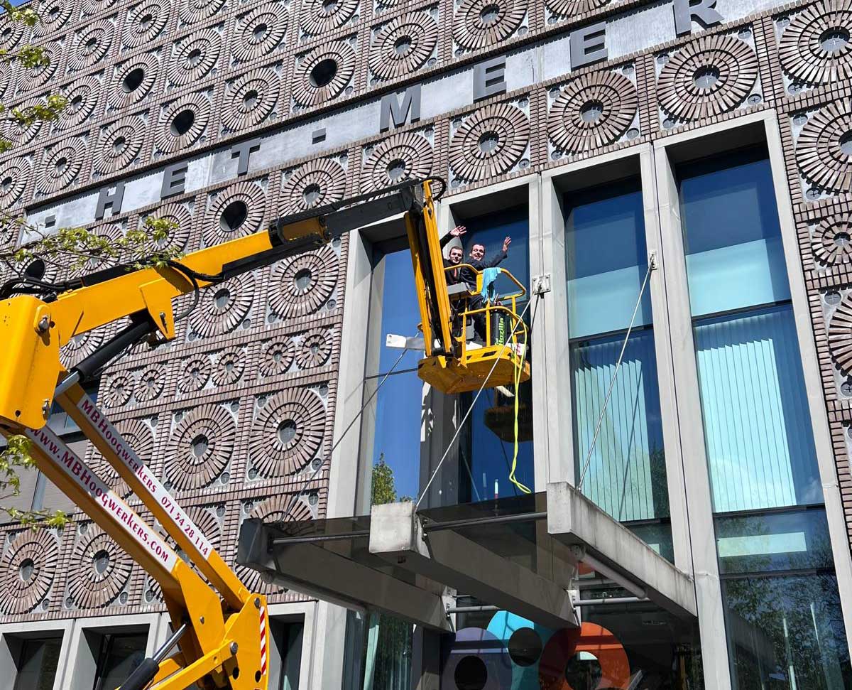 zonwerende raamfolies montage hoogwerker