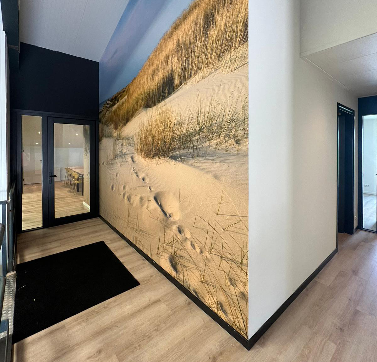 Fotobehang voor bedrijven. Kantoor inrichting strandopgang