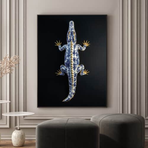 Paneel in baklijst van keramieken krokodil in Delfts blauw stijl op zwarte achtergrond