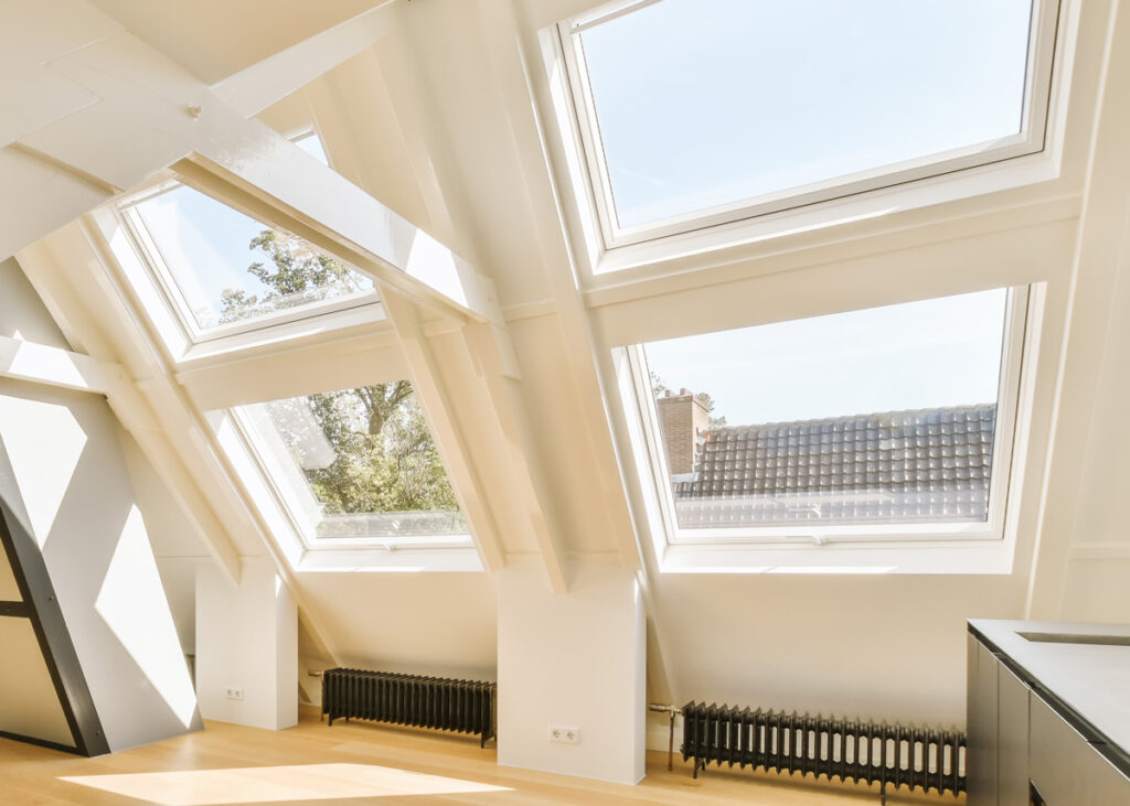 Zolder met isolerende folie op dakramen om in de winter warmte binnen te houden.