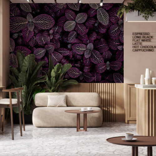 Stijlvolle woonkamer met botanisch fotobehang op de achterwand, omringd door licht meubilair en natuurlijke accenten voor een frisse, moderne sfeer.