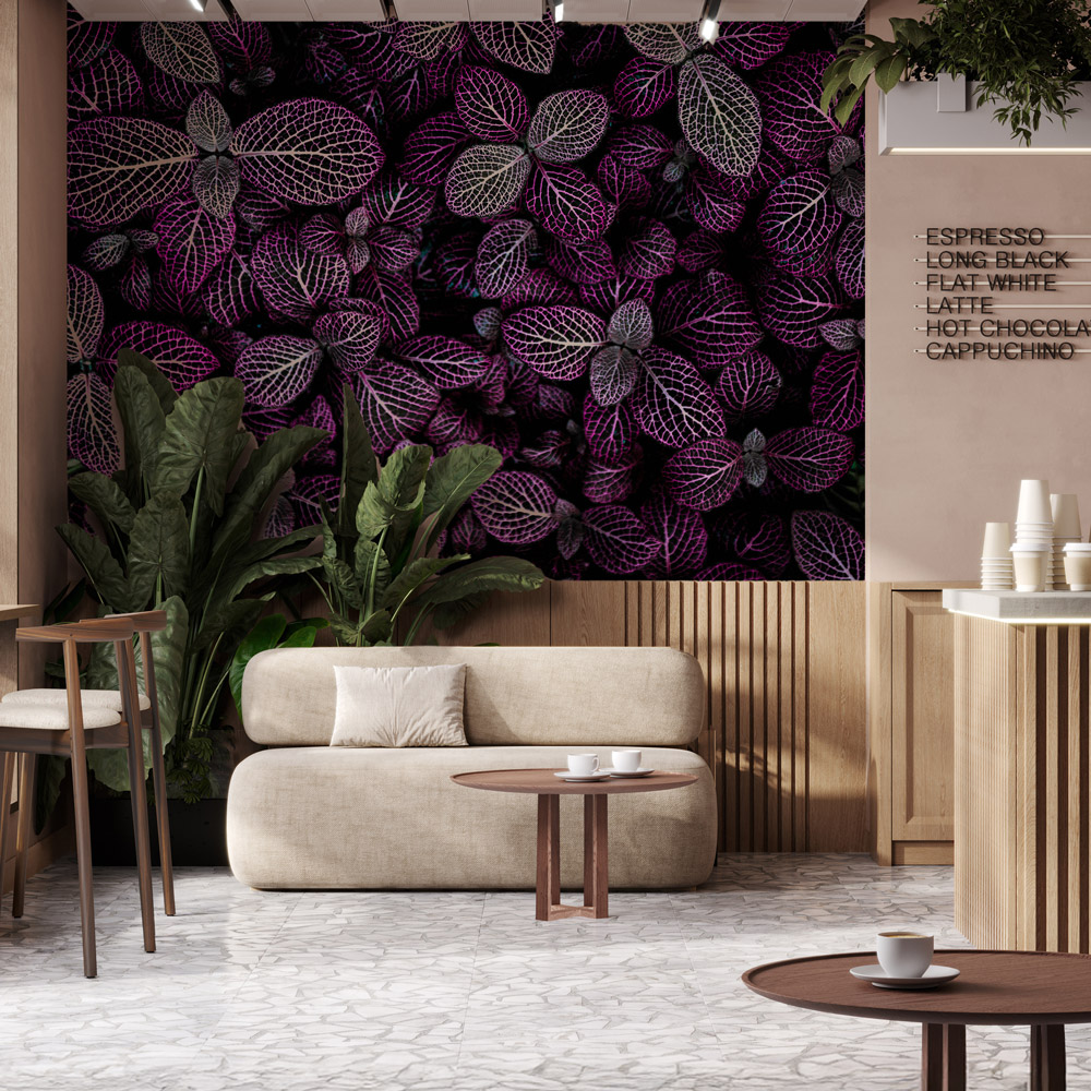 Stijlvolle woonkamer met botanisch fotobehang op de achterwand, omringd door licht meubilair en natuurlijke accenten voor een frisse, moderne sfeer.