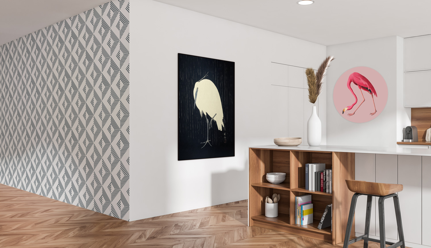 Interieur met een wanddecoratiecombinatie van een staand paneel met vogelillustratie en een ronde muurcirkel met flamingo, perfect geïntegreerd in een lichte en moderne ruimte.