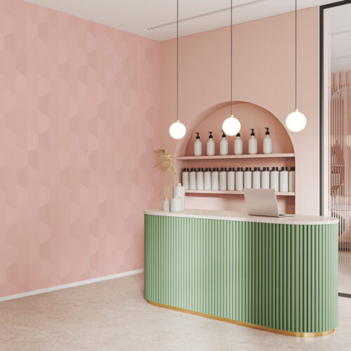 Winkelruimte met naadloos roze fotobehang in geometrisch patroon en groene balie.
