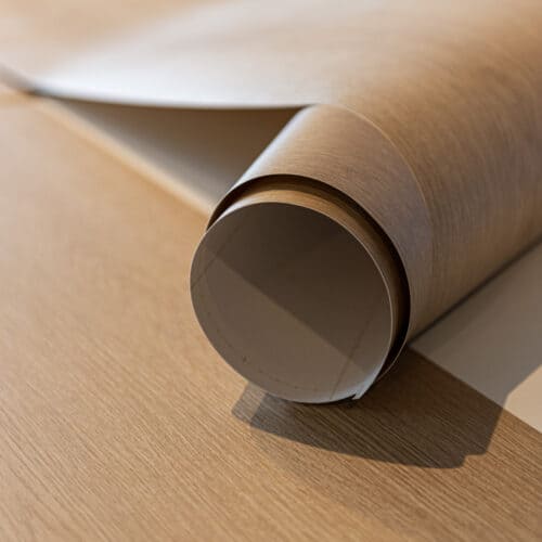 Opgerolde houtlook interieurfolie met realistische structuur voor interieurtoepassing.