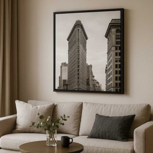 Modern interieur met een zwart-wit paneel in baklijst aan de muur, in een rustige en stijlvolle woonkamer met natuurlijke tinten.