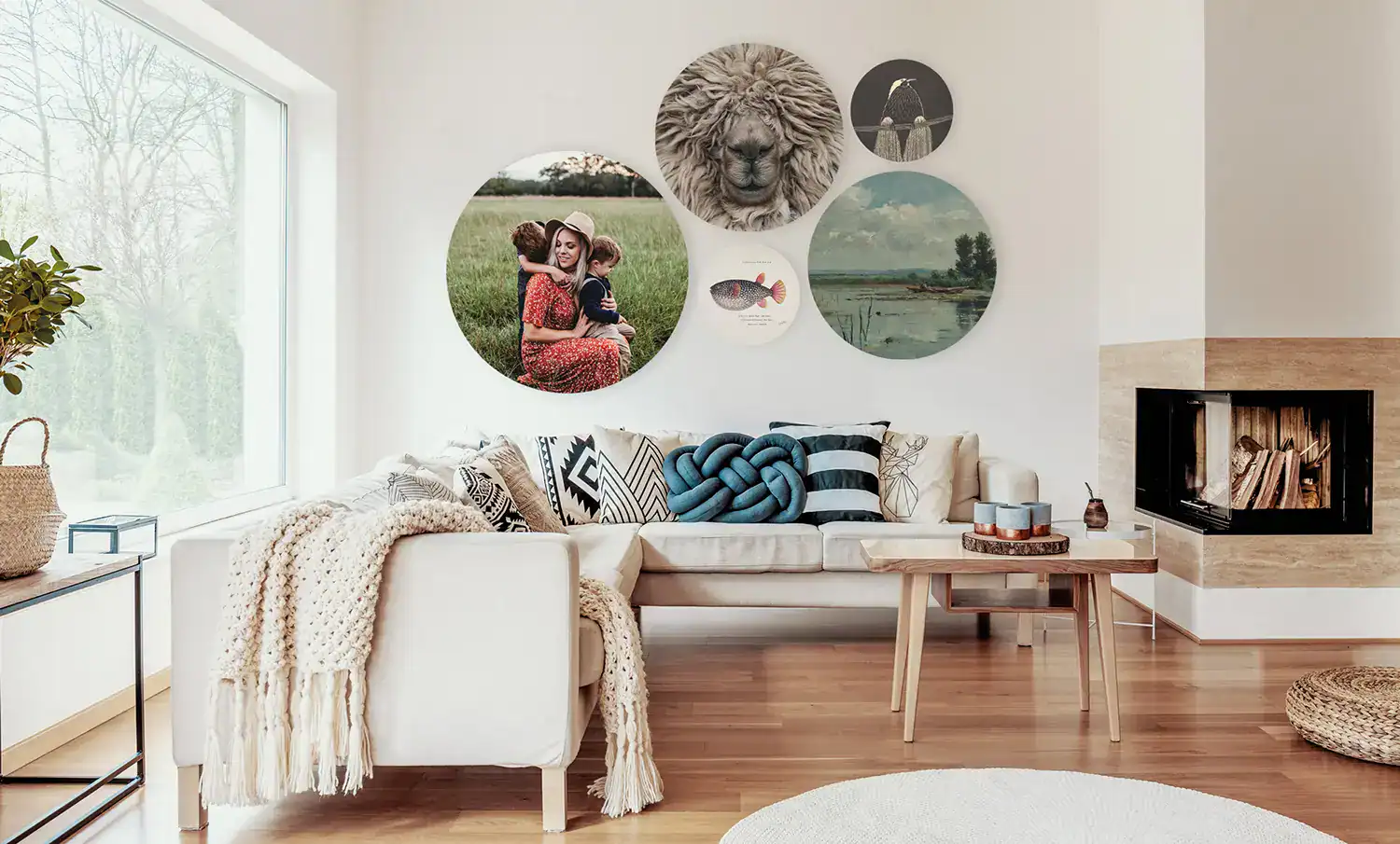 Mix van muurcirkels met foto, illustratie en kunst in lichte woonkamer